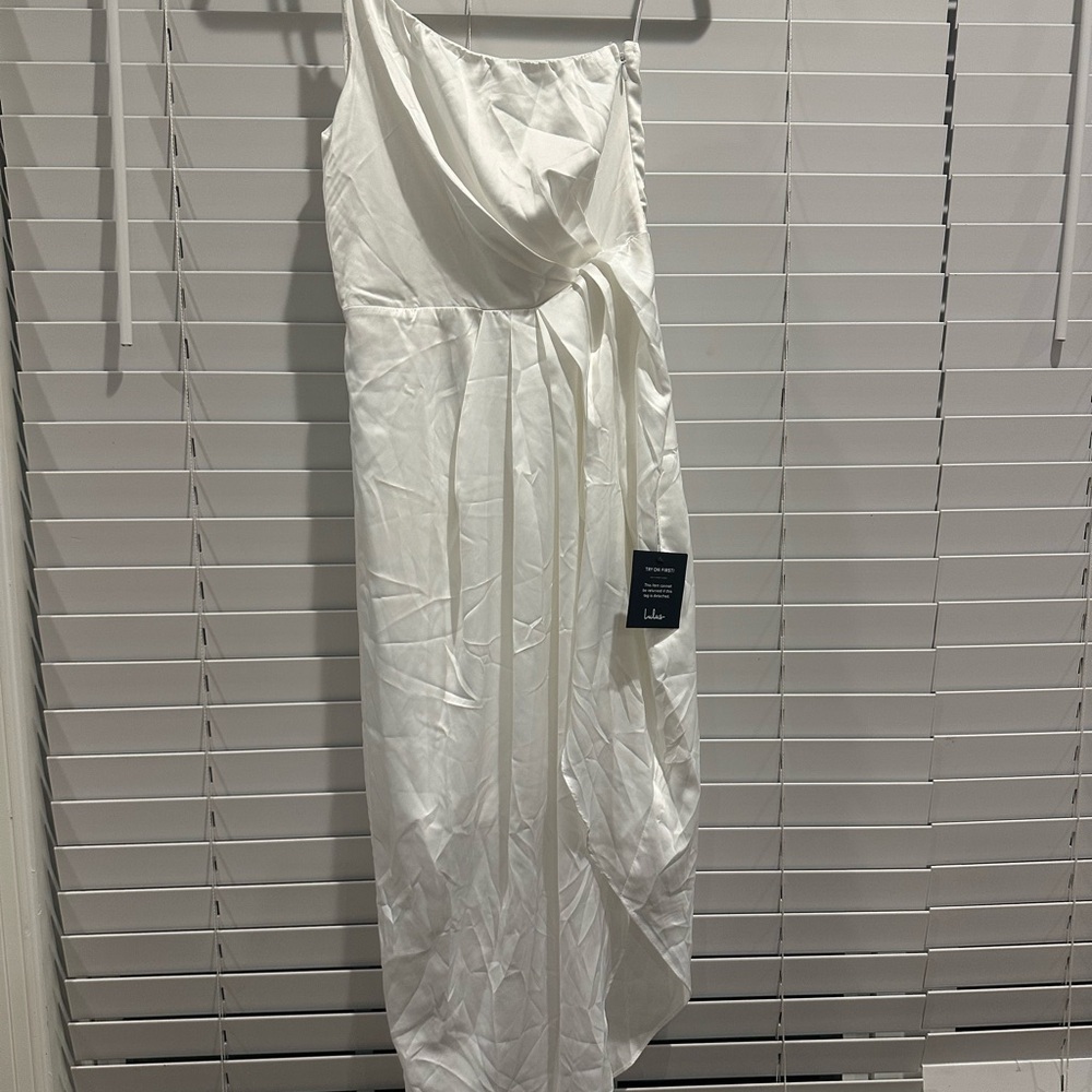 Elegant White Sleeveless Dress
